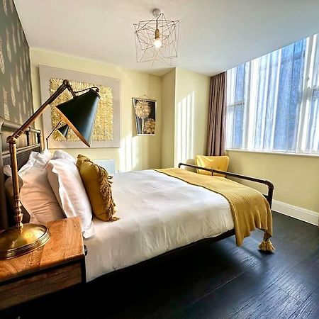 Designer Apartment: Quayside Comfort with Parking & Wi-Fi Poole Exterior photo