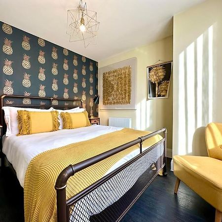 Designer Apartment: Quayside Comfort with Parking & Wi-Fi Poole Exterior photo
