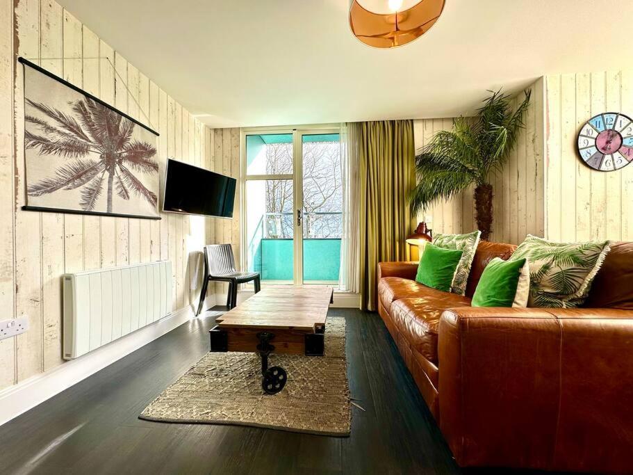 Designer Apartment: Quayside Comfort with Parking & Wi-Fi Poole Exterior photo