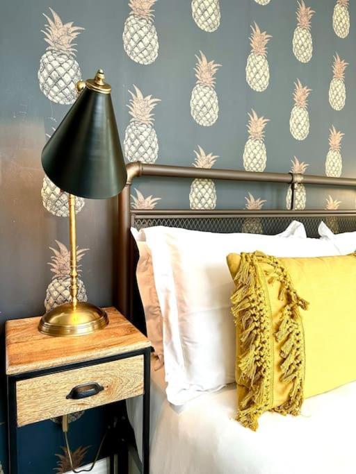 Designer Apartment: Quayside Comfort with Parking & Wi-Fi Poole Exterior photo