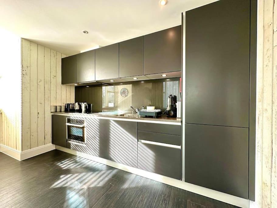 Designer Apartment: Quayside Comfort with Parking & Wi-Fi Poole Exterior photo