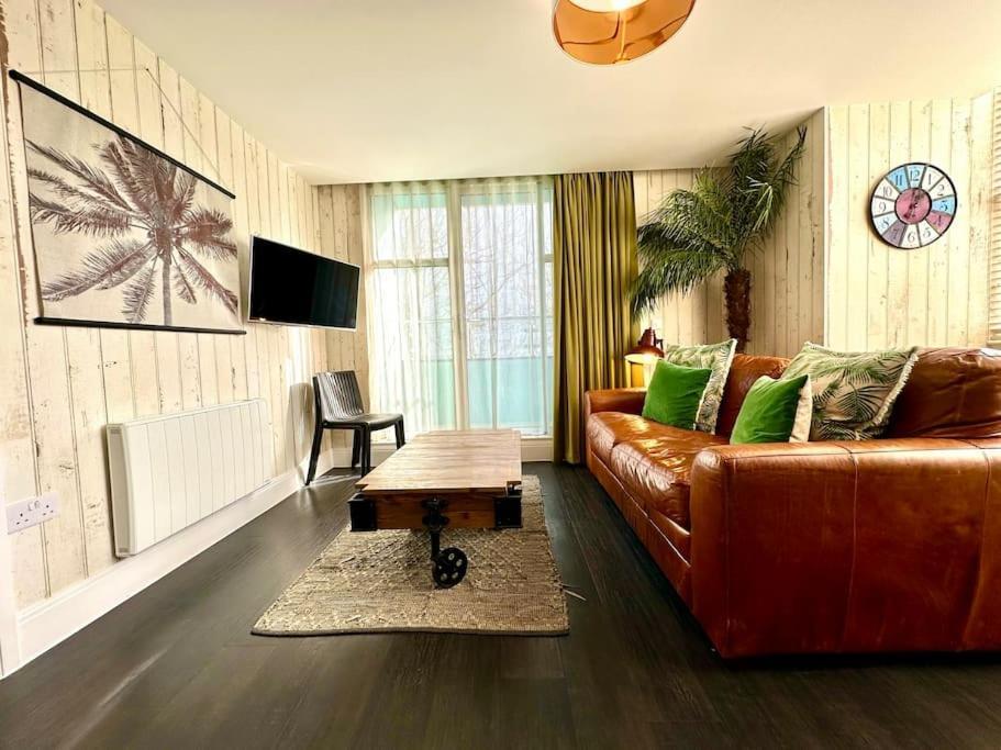 Designer Apartment: Quayside Comfort with Parking & Wi-Fi Poole Exterior photo