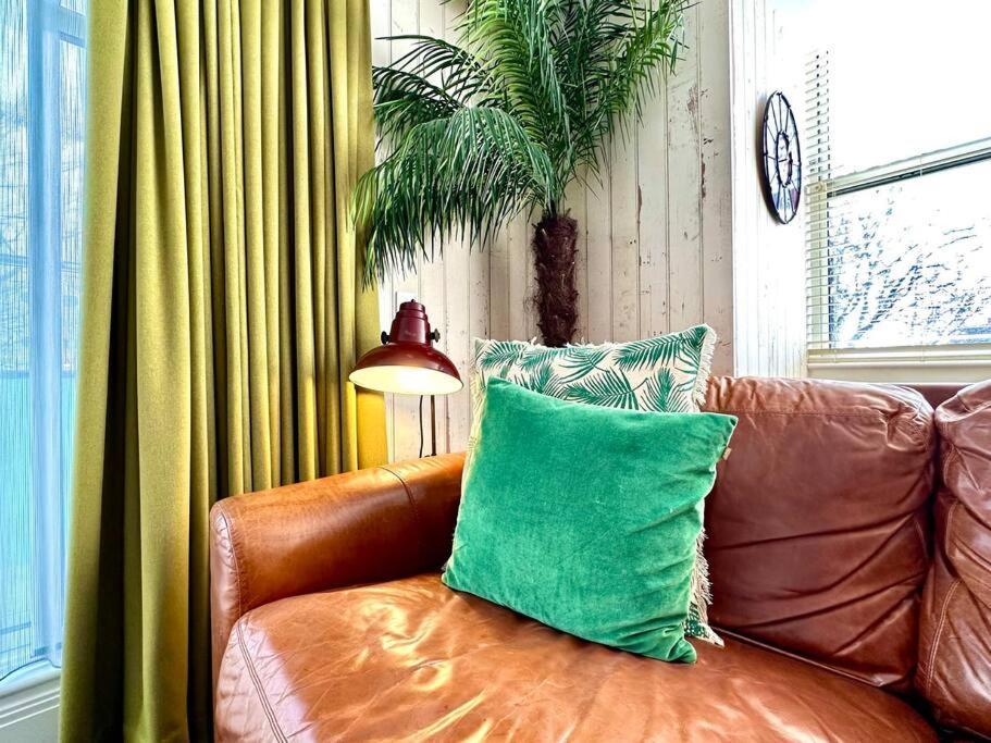Designer Apartment: Quayside Comfort with Parking & Wi-Fi Poole Exterior photo