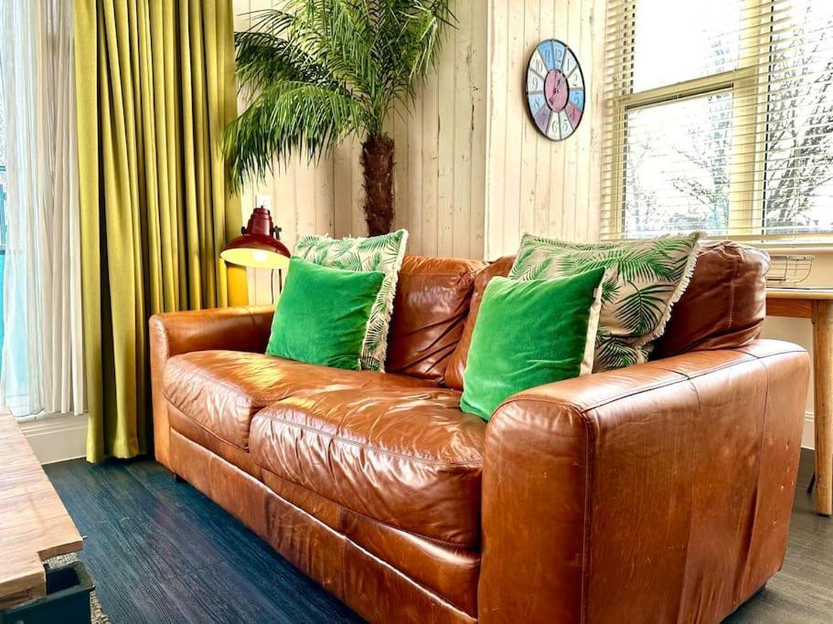 Designer Apartment: Quayside Comfort with Parking & Wi-Fi Poole Exterior photo