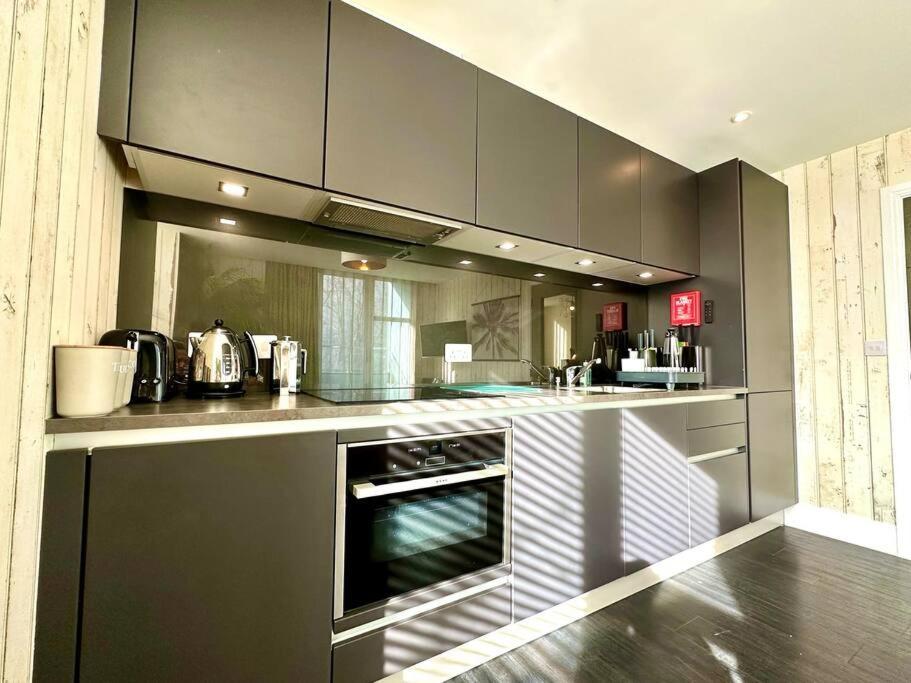 Designer Apartment: Quayside Comfort with Parking & Wi-Fi Poole Exterior photo