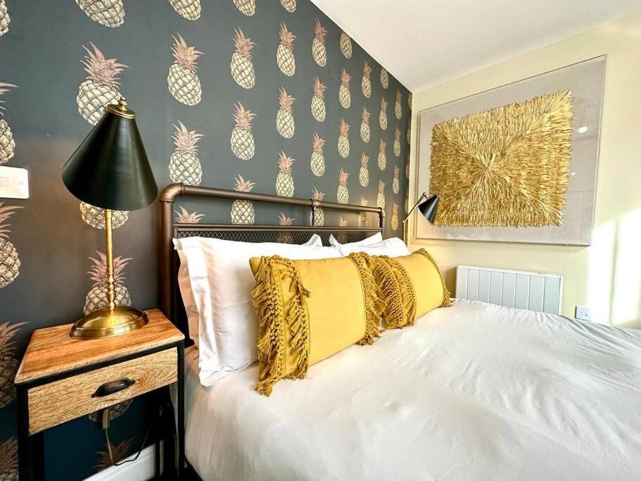 Designer Apartment: Quayside Comfort with Parking & Wi-Fi Poole Exterior photo